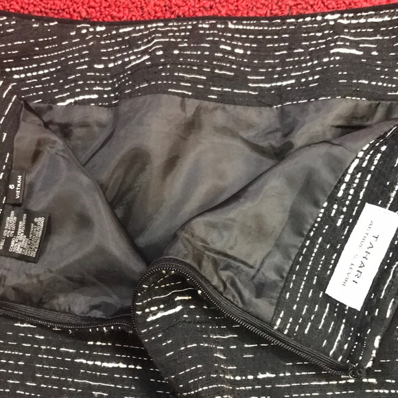 Tahari Black pattern skirt size 6 polyester lined - Picture 4 of 4
